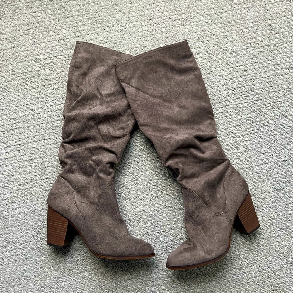 Woman’s tall brown boots. In great condition